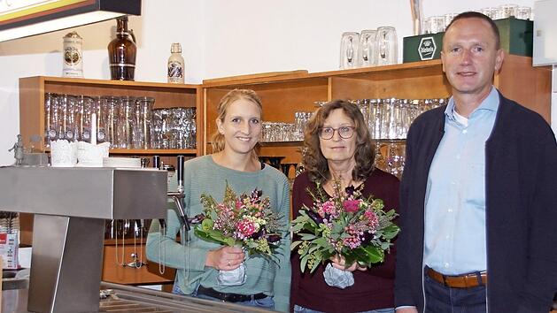 B&uuml;rgermeister Michael Ziegler gratulierte der neuen Wirtin der "Mainterrasse", Julia Amon (links). Bl&uuml;mchen gab es auch f&uuml;r die bisherige Wirtin, Sieglinde Beck, die mit 67 Jahren in Ruhestand geht.  Foto: sw
