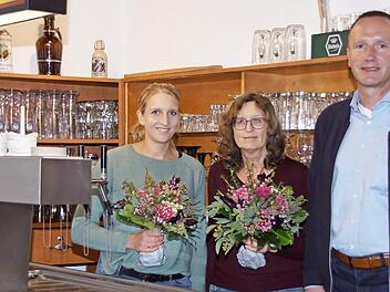 Bürgermeister Michael Ziegler gratulierte der neuen Wirtin der "Mainterrasse", Julia Amon (links). Blümchen gab es auch für die bisherige Wirtin, Sieglinde Beck, die mit 67 Jahren in Ruhestand geht.  Foto: sw