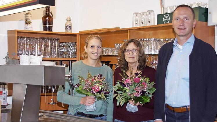 Bürgermeister Michael Ziegler gratulierte der neuen Wirtin der "Mainterrasse", Julia Amon (links). Blümchen gab es auch für die bisherige Wirtin, Sieglinde Beck, die mit 67 Jahren in Ruhestand geht.  Foto: sw
