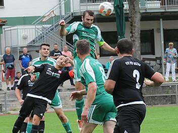 Spielführer unter sich: Ramsthals Thomas Simon klärt gegen Thorsten Sell von Euerdorf/Sulzthal im SV-Strafraum. Foto: ssp