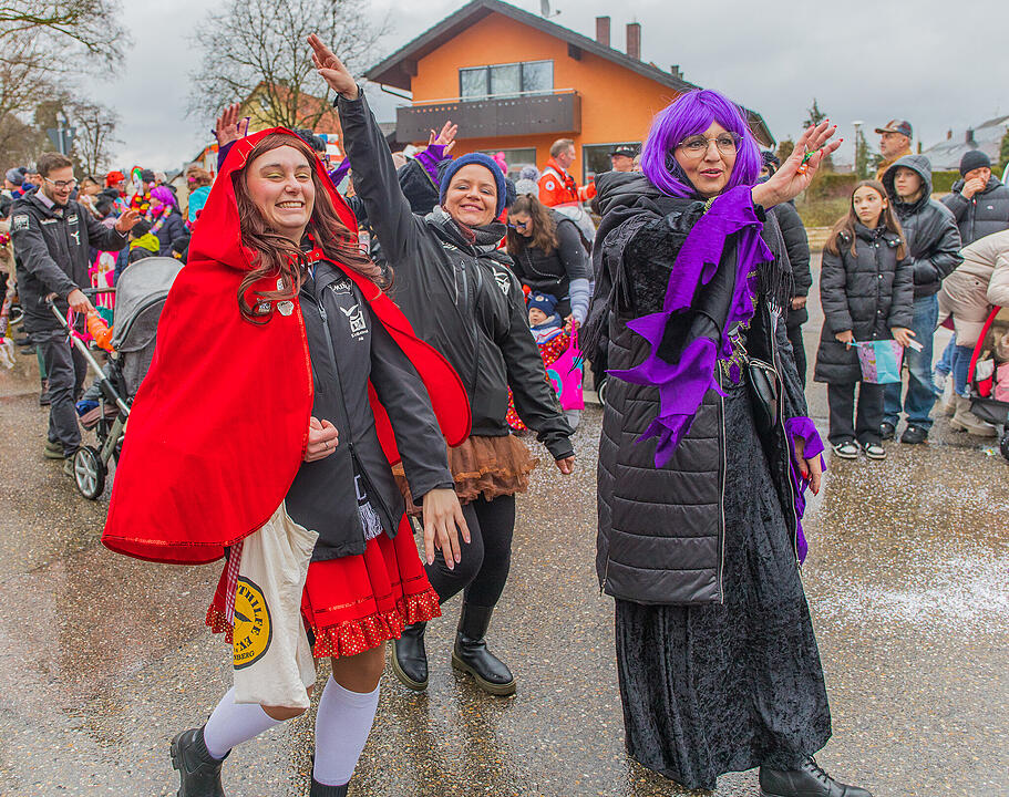 Buntes Faschingstreiben begeistert groß und klein.