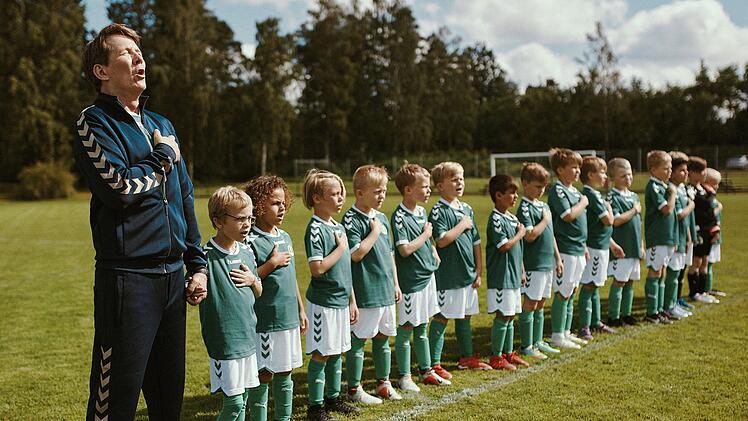 Der geschiedene Sportlehrer Tommy (Thomas Bo Larsen) ist zu Beginn des Films extrem desillusioniert. Mit steigendem Alkoholpegel zeigt er mehr Enthusiasmus f&uuml;r seine kleine Fu&szlig;ballmannschaft und kann ungeahnte Erfolge verbuchen.