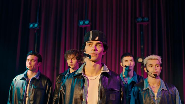 Abegstimmte Outfits und Choreografie: Die Elevator Boys als fiktive Gruppe 5G erinnern ein wenig an die gro&szlig;en Boybands der 90er-Jahre.