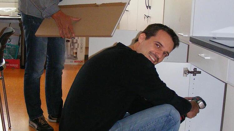 Die beiden Handwerker Heinz Nodes und Daniel Petrausch verleihen dem Lehrerzimmer derzeit den letzten Schliff. Foto: Mona Lisa Eigenfeld