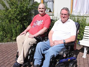 Diese beiden  Bewohner der MS-Station des AWO-Sozialzentrums, Norbert Denkler (links) und Rainer Böhm  haben einen der wenigen Pflegeplätze bekommen.  Fotos: Christian Bauriedel