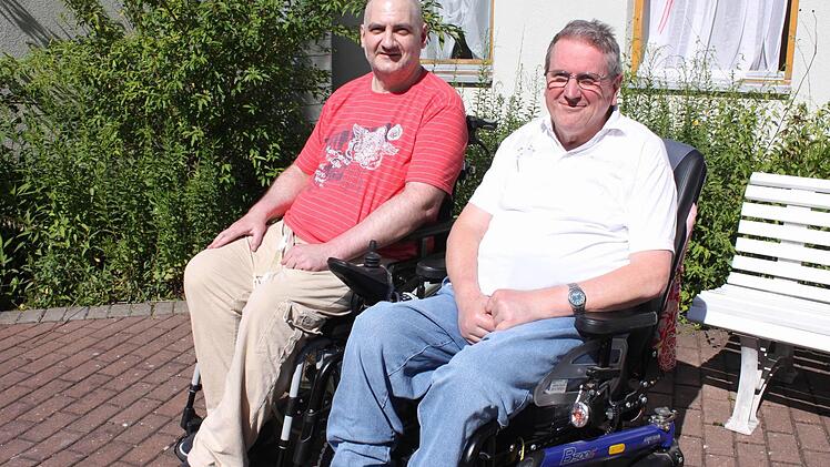 Diese beiden  Bewohner der MS-Station des AWO-Sozialzentrums, Norbert Denkler (links) und Rainer Böhm  haben einen der wenigen Pflegeplätze bekommen.  Fotos: Christian Bauriedel