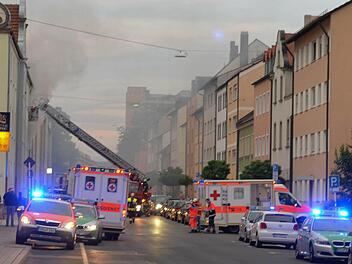 Montagabend brannte es in einem Mehrfamilienhaus in der Zollnerstraße. Fotos: Ronald Rinklef