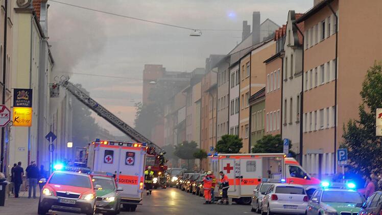 Montagabend brannte es in einem Mehrfamilienhaus in der Zollnerstraße. Fotos: Ronald Rinklef
