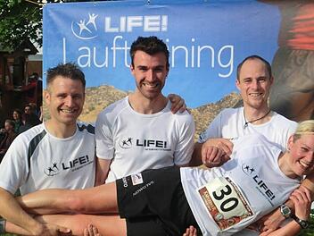 Extrem schnell auf der Strecke und extrem entspannt im Ziel: Jochen Rüttiger, Wolfgang Müller, Marcus Enders sowie dessen Frau Ellen Enders vom Team Life! dominierten den Schnitthepper-Run in Nüdlingen. Foto: Oliver Kleinhenz