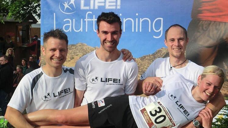 Extrem schnell auf der Strecke und extrem entspannt im Ziel: Jochen Rüttiger, Wolfgang Müller, Marcus Enders sowie dessen Frau Ellen Enders vom Team Life! dominierten den Schnitthepper-Run in Nüdlingen. Foto: Oliver Kleinhenz