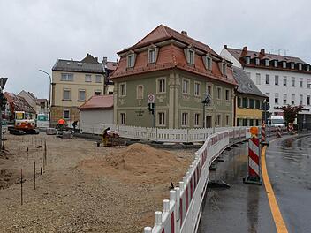 Die Kreuzung Kunigundenruhstraße/Nürnberger Straße soll schöner werden. Das sanierte Barockhaus (in Grün) ist es schon. Foto: Ronald Rinklef