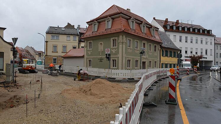 Die Kreuzung Kunigundenruhstraße/Nürnberger Straße soll schöner werden. Das sanierte Barockhaus (in Grün) ist es schon. Foto: Ronald Rinklef