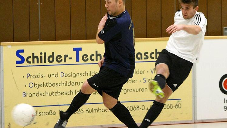 Matthias Pistor visiert das ATS-Tor an, links Benedikt Maiser.