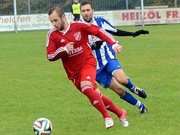 Im letzten Heimspiel gegen Aufsteiger Hemhofen verfolgte Hausens Spielmacher Matthias Rascher (blau) Gästestürmer Alin Lazar, der zuvor die 1:0-Führung für den TSV erzielte. Die SpVgg ging am Ende auch mit 1:3 baden, das aber soll sich im Derby gegen Heroldsbach ändern.  Foto: herzopress