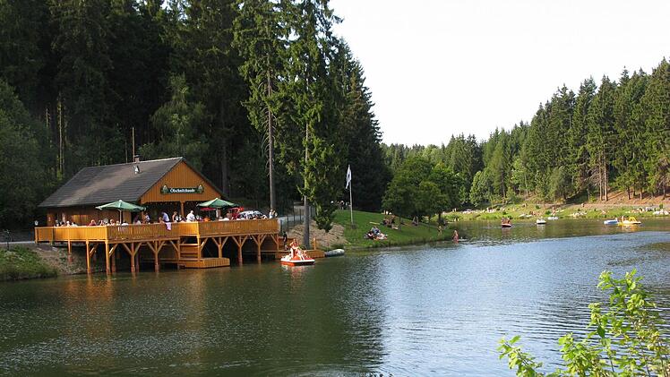 Der Freizeitsee in Windheim soll attraktiver werden. Der Landkreis und auch der Privatinvestor wollen dafür Geld in die Hand nehmen.Veronika Schadeck