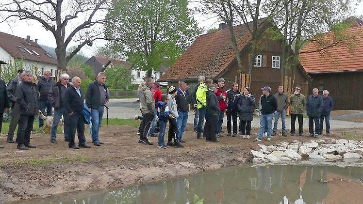 Groß war das Interesse der Lindauer Bürger bei der Besichtigung der Dorferneuerungsmaßnahmen, wie hier am neu gestalteten Dorfplatz mit dem renaturierten Dorfweiher. In der Mitte (roter Anorak) der Vorsitzende des Vorstands der Teilnehmergemeinschaft Lindau II, Siegfried Käb-Bornkessel vom Amt für Ländliche Entwicklung, links daneben (gelber Anorak) Gemeinderat Christian Potzel. Fotos: Dieter Hübner