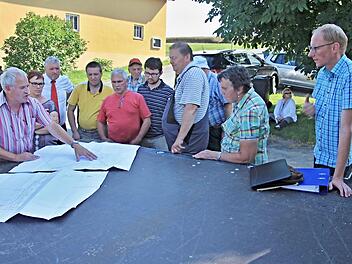 Über die künftige Sammelkläranlage informierten Diplomingenieur Winfried Lamperty (links), Bürgermeister Jürgen Hennemann (Dritter von links) und der Leiter des Bauamtes der Stadt Ebern, Martin Lang (rechts).  Foto: Helmut Will