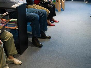 In den Wartezimmern von Fach&auml;rzten m&uuml;ssen die Patienten oft lange Wartezeiten in Kauf nehmen.Symbolfoto: Daniel Karmann,/dpa