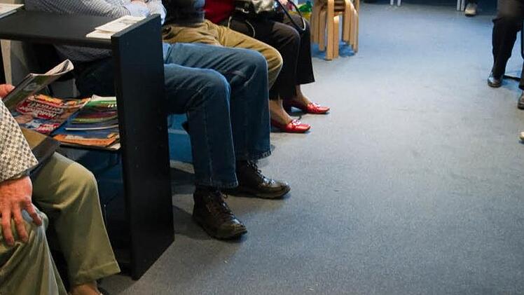 In den Wartezimmern von Fach&auml;rzten m&uuml;ssen die Patienten oft lange Wartezeiten in Kauf nehmen.Symbolfoto: Daniel Karmann,/dpa