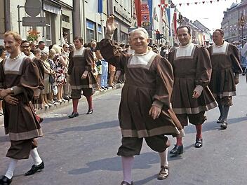 Dieses Foto vom großen Festzug im Jahr 1970 ist Bestandteil des neuen Altstadtkalenders. Das ist schon mal ein Ausblick auf die 1250-Jahrfeier im Jahr 2020.  Fotos: Stadtarchiv/Josef Parsch