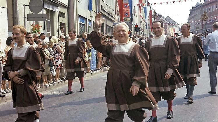 Dieses Foto vom großen Festzug im Jahr 1970 ist Bestandteil des neuen Altstadtkalenders. Das ist schon mal ein Ausblick auf die 1250-Jahrfeier im Jahr 2020.  Fotos: Stadtarchiv/Josef Parsch
