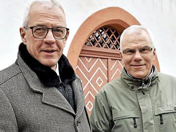 Bürgermeister Günther Werner (links) und Projektleiter Stefan Göb stellten den Marktplatz-Hotspot vor. Foto: Ulrike Langer