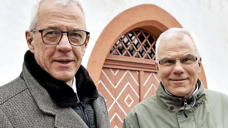 Bürgermeister Günther Werner (links) und Projektleiter Stefan Göb stellten den Marktplatz-Hotspot vor. Foto: Ulrike Langer