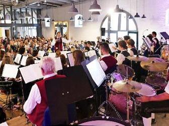 Die Blaskapelle begeisterte bei ihrem Schlosskonzert.  Foto: Lisa Sünkel