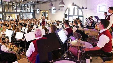 Die Blaskapelle begeisterte bei ihrem Schlosskonzert.  Foto: Lisa Sünkel