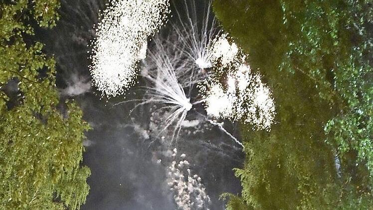 Das Feuerwerk bildete einen Höhepunkt in Holzhausen.  Foto: Gerold Snater