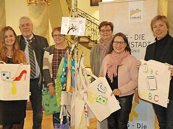 Die Organisatoren der Aktion Beutelbaum freuen sich über die gelungenen Werke (von links): Bianca Haischberger, Leiterin der Stabsstelle "Bündnis Coburg - Die Familienstadt und Demografie", Norbert Tessmer, Dorothea Weiß, Bund Naturschutz, Kreisgruppe Coburg, Jasmin Müller-Alefeld, Grundschule Coburg-Neuses, Andrea Schiele-Eberlein, Soroptimisten International - eine weltweite Stimme für Frauen.  Foto: Edwin Meißinger