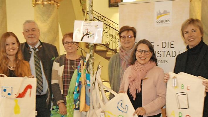 Die Organisatoren der Aktion Beutelbaum freuen sich über die gelungenen Werke (von links): Bianca Haischberger, Leiterin der Stabsstelle "Bündnis Coburg - Die Familienstadt und Demografie", Norbert Tessmer, Dorothea Weiß, Bund Naturschutz, Kreisgruppe Coburg, Jasmin Müller-Alefeld, Grundschule Coburg-Neuses, Andrea Schiele-Eberlein, Soroptimisten International - eine weltweite Stimme für Frauen.  Foto: Edwin Meißinger