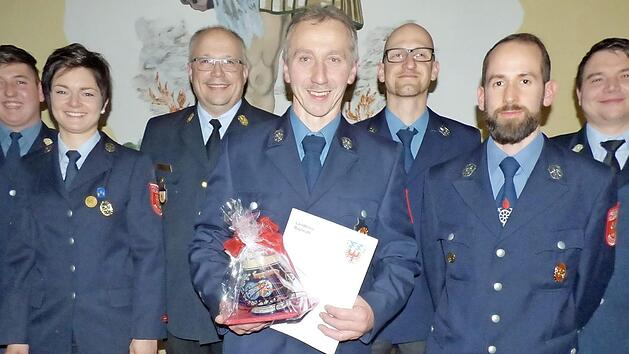 Der Zweite Kommandant Martin Zeilmann (von links), Zweite Vorsitzende Eva Ollert, Kreisbrandinspektor Stefan Steger, der Geehrte Friedrich R&uuml;hr, Kommandant Johannes Roppelt, Vorsitzender Armin Adelhardt und Kreisbrandmeister Tobias Kohlmann  Foto: Thomas Weichert