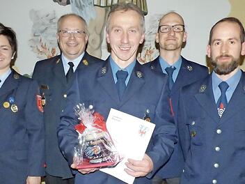 Der Zweite Kommandant Martin Zeilmann (von links), Zweite Vorsitzende Eva Ollert, Kreisbrandinspektor Stefan Steger, der Geehrte Friedrich Rühr, Kommandant Johannes Roppelt, Vorsitzender Armin Adelhardt und Kreisbrandmeister Tobias Kohlmann  Foto: Thomas Weichert