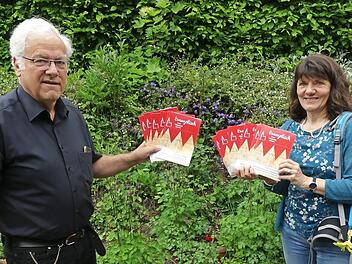 Dekan Günther Werner und Mitarbeiterin Gertrud Wiesheier mit den neuen Prospekten Foto: Paul Pöhlmann