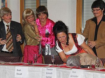 Mit dem Messer wurde der Senior  (Renate Freund) während eines Stromausfalls in der Dunkelheit ermordet. Entsetzt reagiert die Großfamilie. Fotos: Gerd Schaar