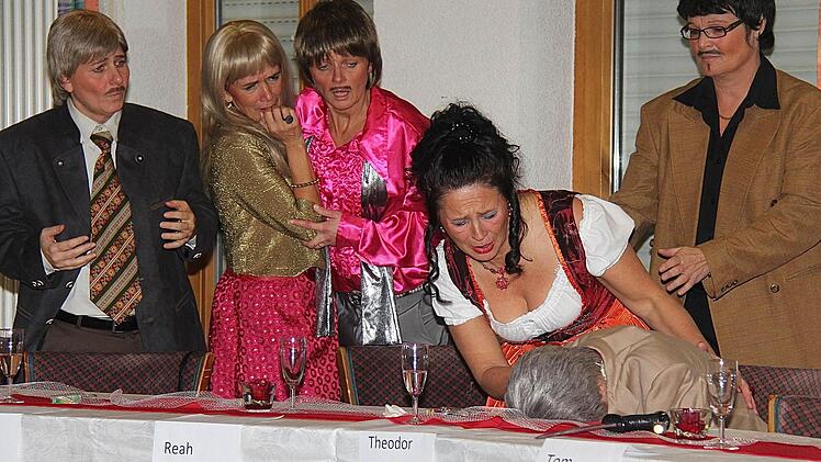 Mit dem Messer wurde der Senior  (Renate Freund) während eines Stromausfalls in der Dunkelheit ermordet. Entsetzt reagiert die Großfamilie. Fotos: Gerd Schaar