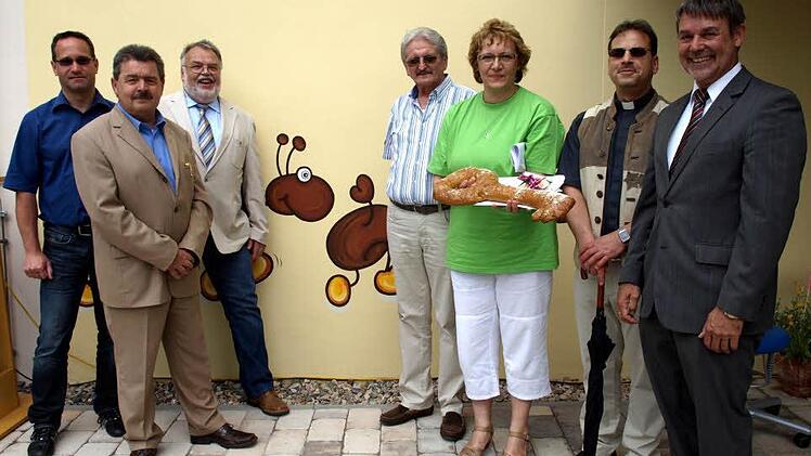 Gruppenbild mit Dame (von links): Architekt Kersten Schöttner, Richard Rauh (Fraktionsvorsitzender SPD), Kirchenpfleger Walter Schmittdorsch, Klaus Wunder (Fraktionsvorsitzender CSU), Kindergartenleiterin Maria Peter mit dem "Schlüssel" für die neuen Räume, Pfarrer Richard Reis, Bürgermeister Gerhard Wunder.