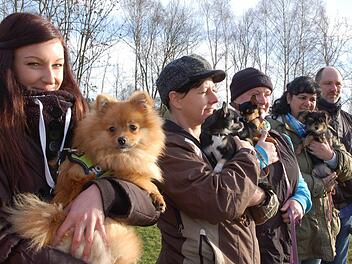Besitzer von Hunden kleiner Rassen, trainieren beim VfG Neustadt in gesonderten Gruppen. Fotos: Rainer Lutz
