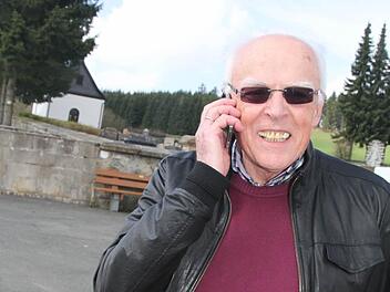 Wenn Managementberater Karlheinz Fröhlich mit dem Handy telefonieren möchte, dann muss er zum Friedhof in Wartenfels laufen - nur dort bekommt er zwei Empfangspunkte, gerade so viel, um einigermaßen telefonieren zu können. Foto: Sonja Adam