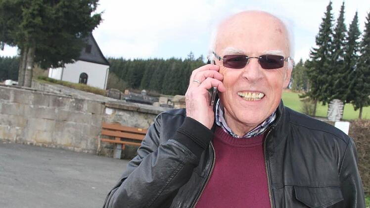 Wenn Managementberater Karlheinz Fröhlich mit dem Handy telefonieren möchte, dann muss er zum Friedhof in Wartenfels laufen - nur dort bekommt er zwei Empfangspunkte, gerade so viel, um einigermaßen telefonieren zu können. Foto: Sonja Adam