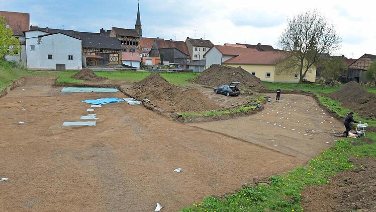 Sehr deutlich sind im Boden die Pfostenlöcher früherer Gebäude zu erkennen. Foto: Ronald Rinklef