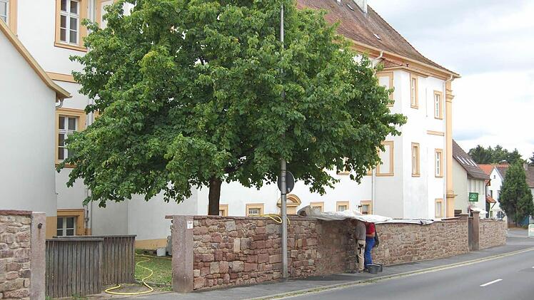 Ausgespült und wahrscheinlich auch ausgepickt (von Tauben) war der Putz der Propsteimauer. Jetzt wird wieder neu vermörtelt.  Foto: G.Straub
