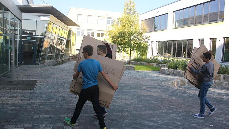 Die Schüler halfen bei den Aufräumarbeiten nach dem Umzug.