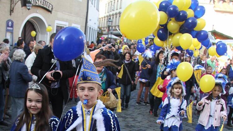 Kinderprinz Carlos Dück (12), der im vergangenen Jahr gemeinsam mit Prinzessin Annamarie Guttilla (9) die Truppe der Ersten Kulmbacher Showtanzgarde beim Rathaussturm angeführt hat, wird nicht mehr dabei sein, Annamarie Guttilla aber schon. Mit einem neuen Prinzen - und wer das sein wird, ist noch ein Geheimnis.  Foto: Sonja Adam