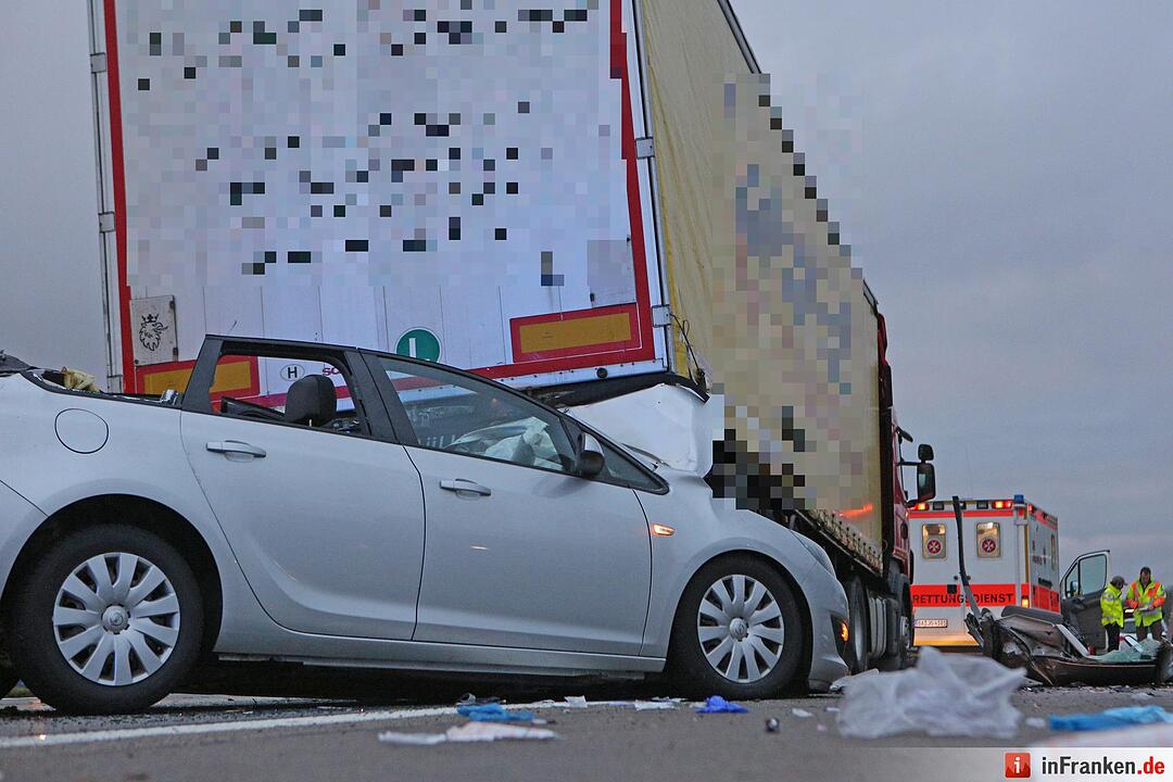 A3 voll gesperrt: Pkw rutscht unter Lkw