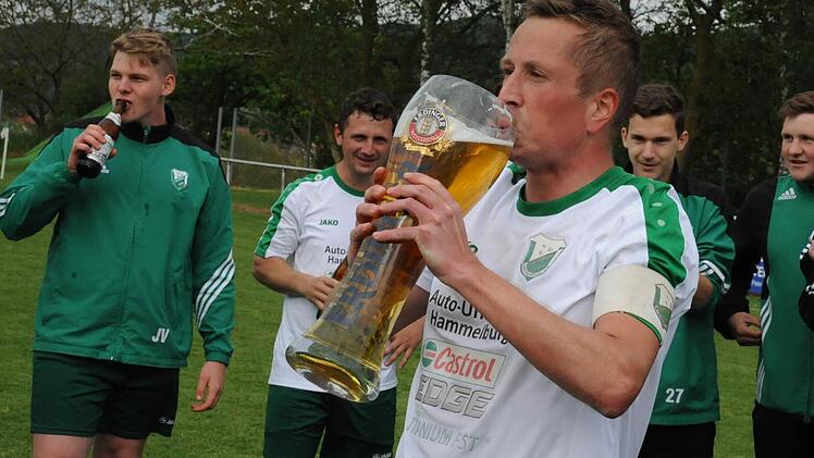 Hat sich einen großen Schluck verdient: Mit 35 Treffern ist Sven Röthlein vom FC Untererthal II der beste Landkreis-Schütze . Foto: Hopf