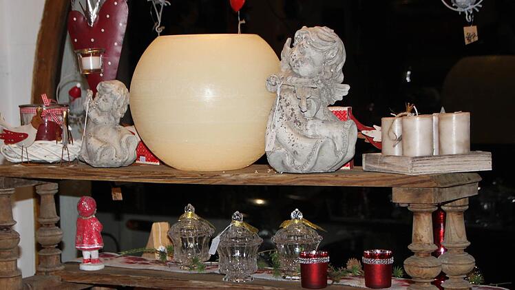 Die Schaufenster des Geschäfts sind schon für die Vorweihnachtszeit dekoriert. Foto: Ulrike Müller