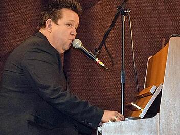 Sebastian Krumbiegel sang und plauderte am Freitagabend im Loffelter Brauereisaal. Foto: Andreas Welz