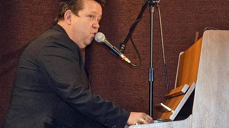 Sebastian Krumbiegel sang und plauderte am Freitagabend im Loffelter Brauereisaal. Foto: Andreas Welz